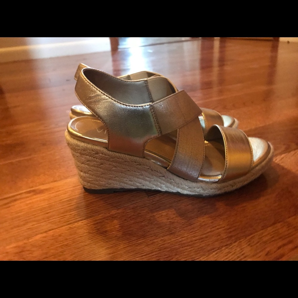 Vionic gold sandals size 5